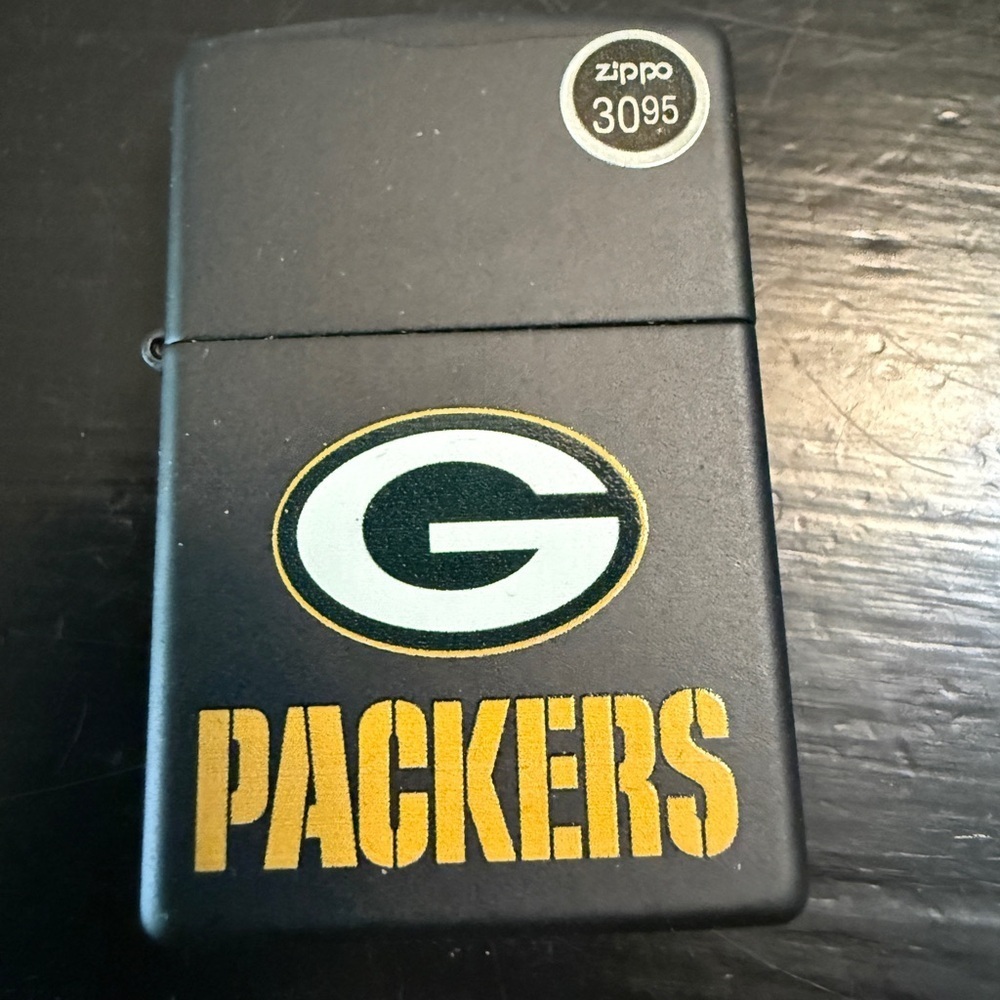 Packers Zippo Lighter - new in box Green Bay NFL